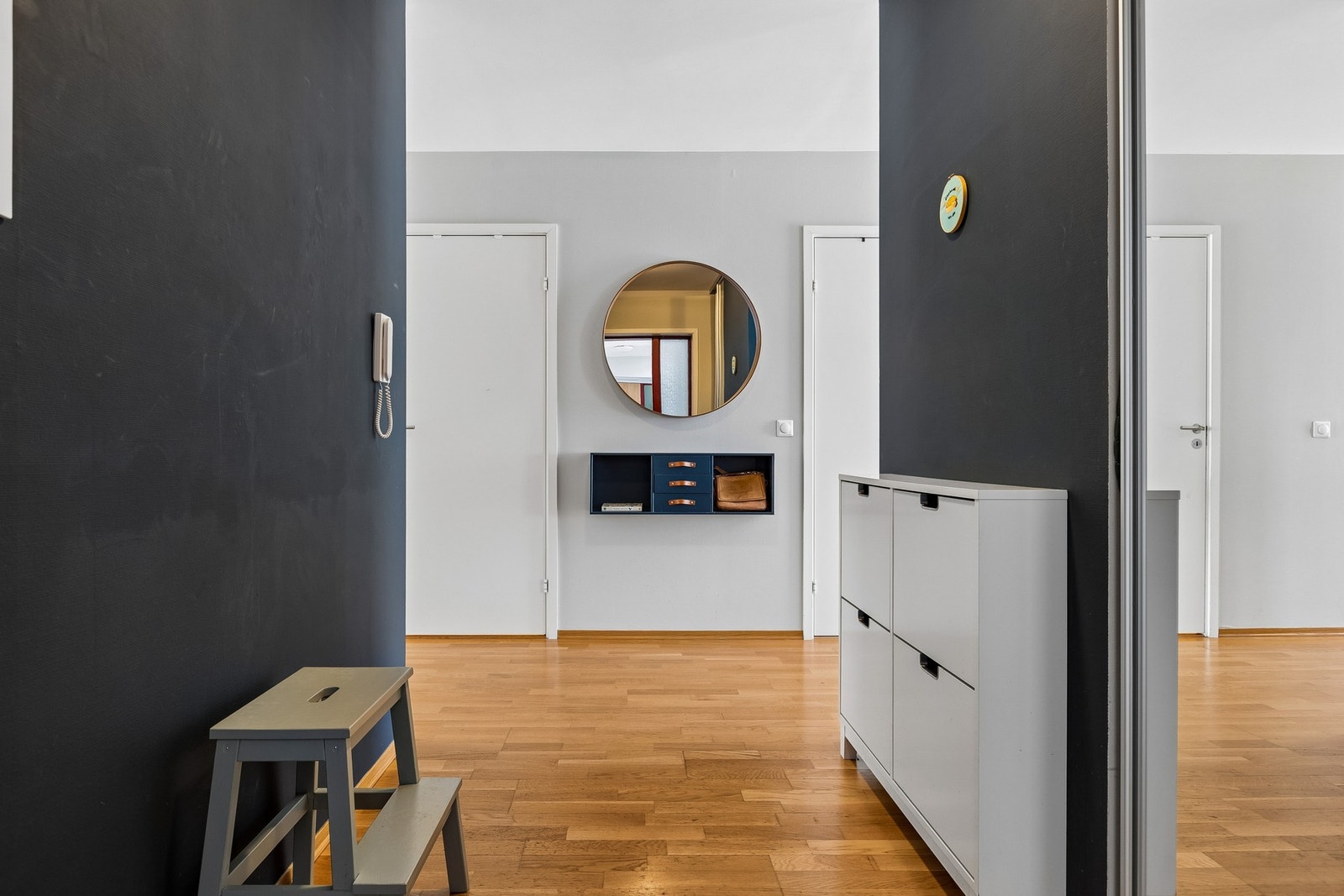 Leiligheten har et gjennomgående stilfult preg med moderne fargevalg og slitesterke materialer. Galleribilde