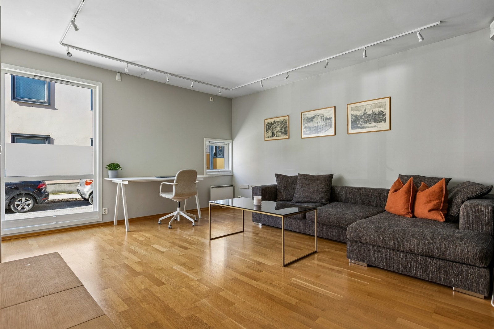 Moderne standard og romslige oppholdsrom er gjennomgående for leiligheten. Galleribilde