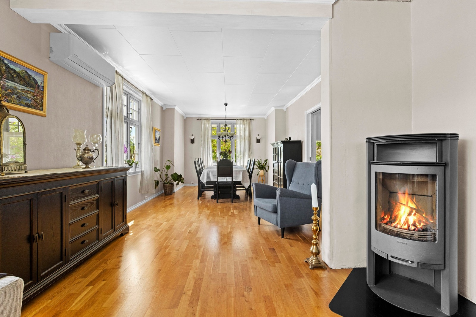 Huset har både vedovn og varmepumpe som gir effektiv og behagelig oppvarming. Vedovnen skaper en lun og koselig følelse, mens varmepumpen sørger for jevn temperatur i rommene året rundt. Galleribilde