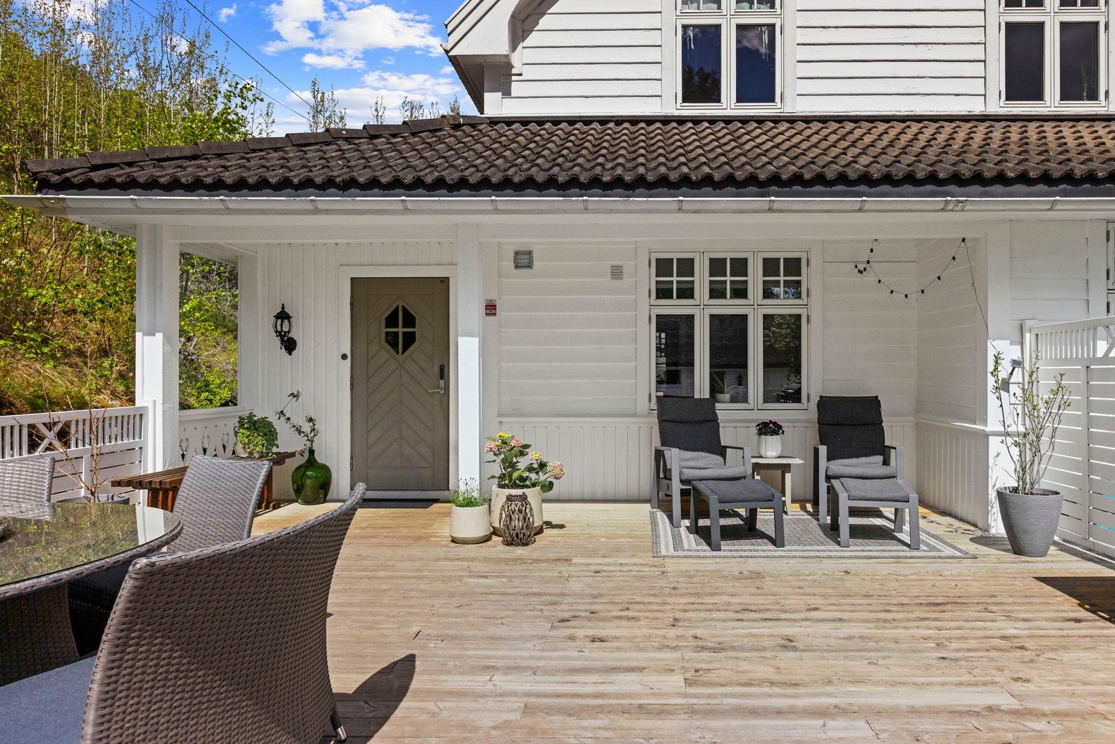 Husets hovedinngang byr på en flott terrasse med mulighet for møblering av flere soner. Galleribilde