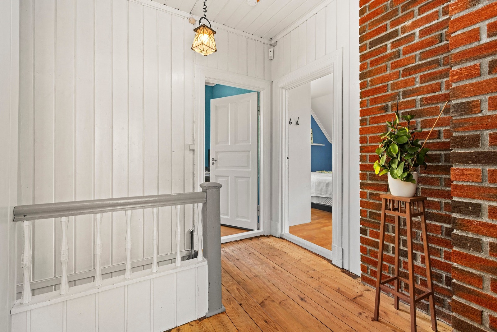 Oppe i 2.etasje har man tilgang til 4 soverom og et toalettrom. Galleribilde