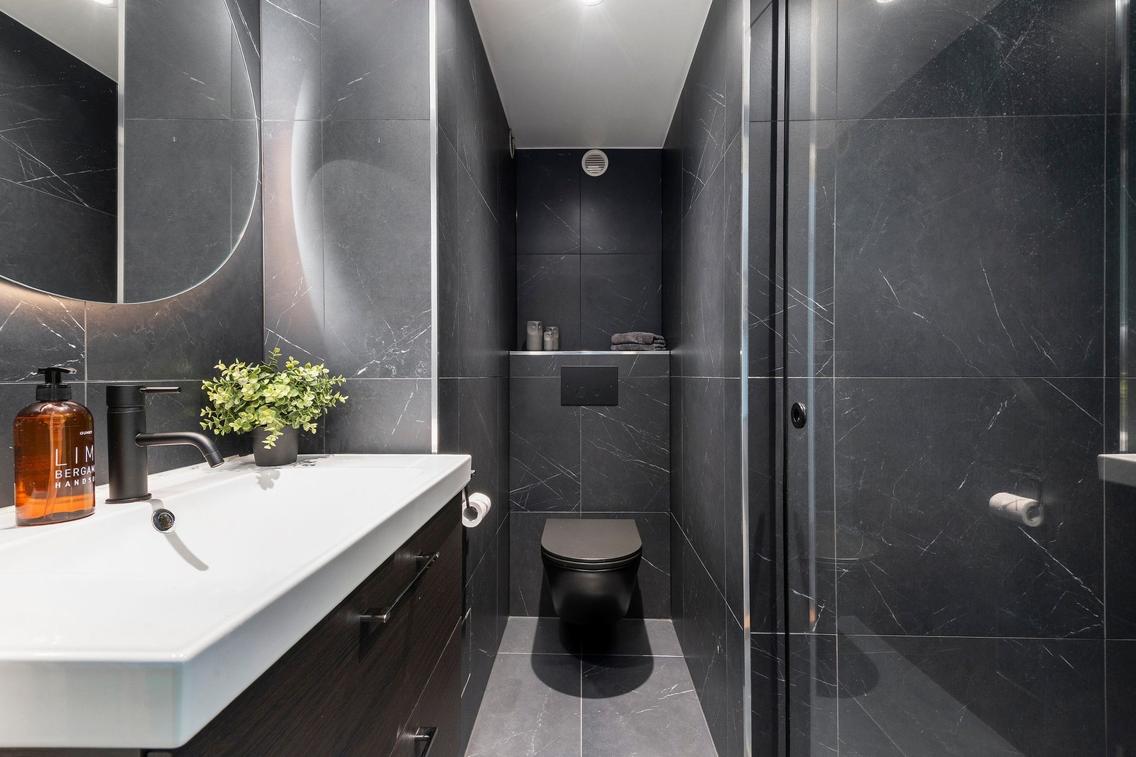 Det andre badet med adkomst fra entréen, ble oppgradert i 2019. Galleribilde