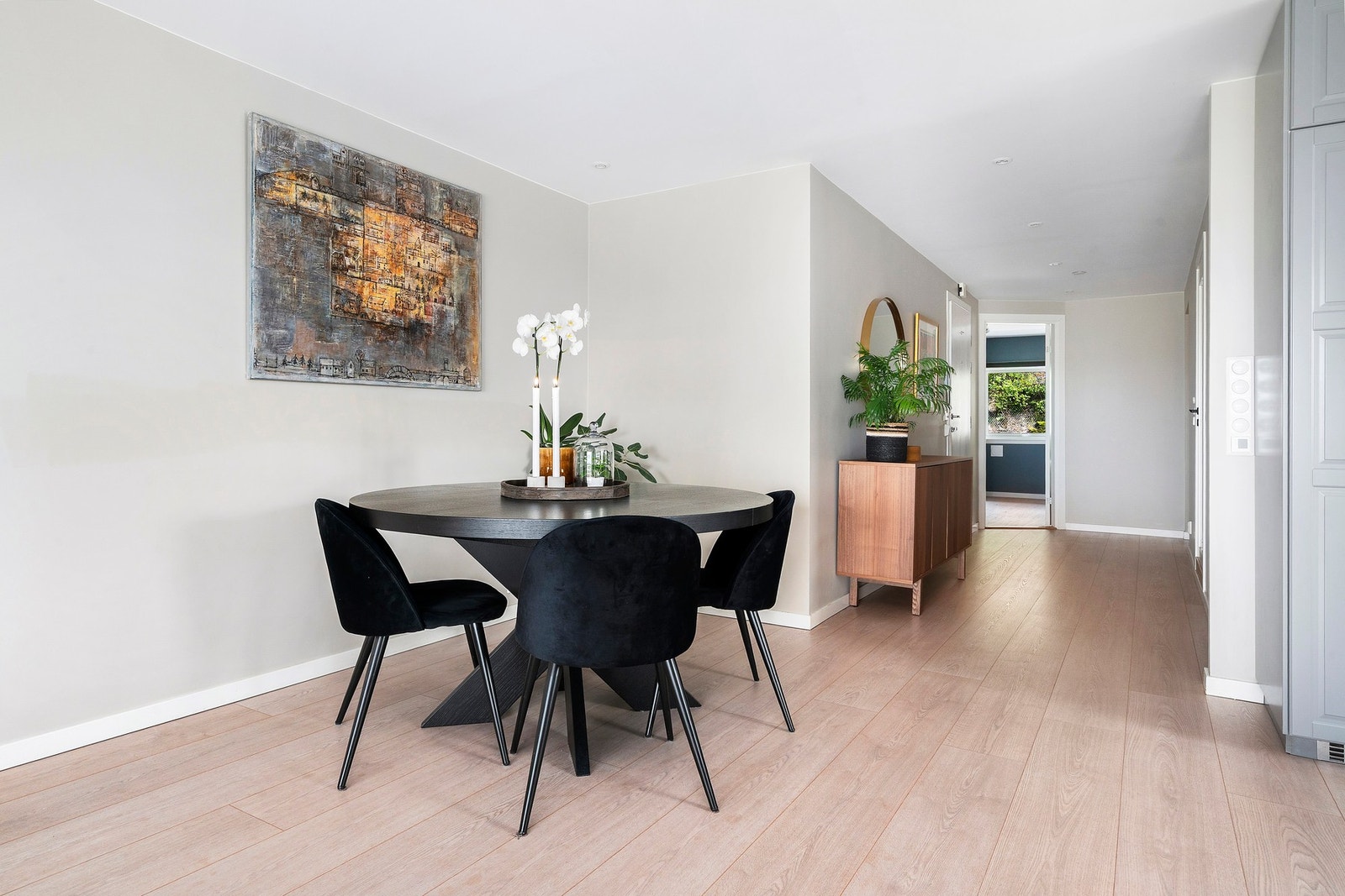 Leiligheten ble totalrenovert våren 2019 og fremstår moderne, stilren og svært godt ivaretatt. Galleribilde