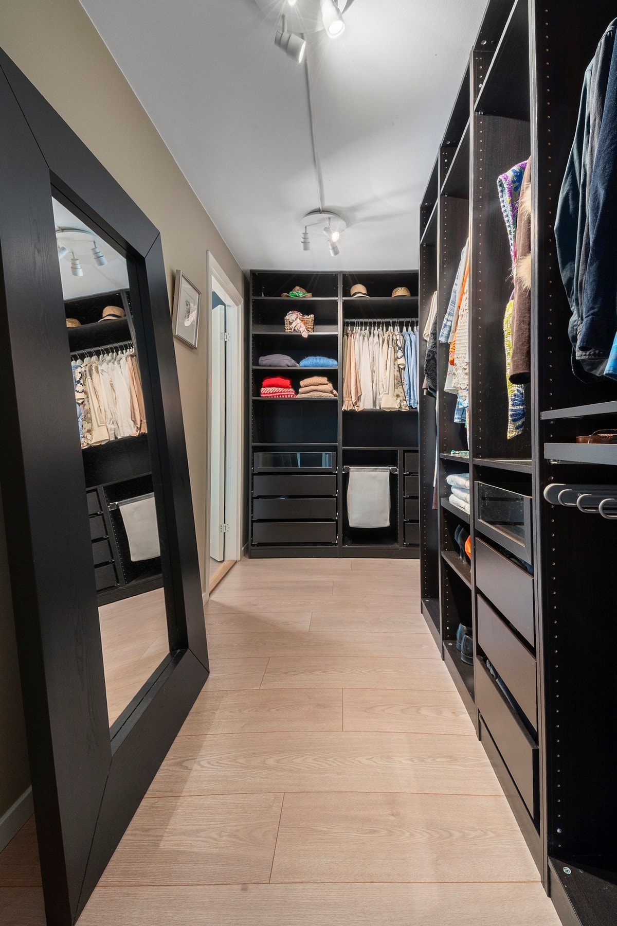 Mellomgang/walk in closet - garderobeskapene medfølger salget. Galleribilde