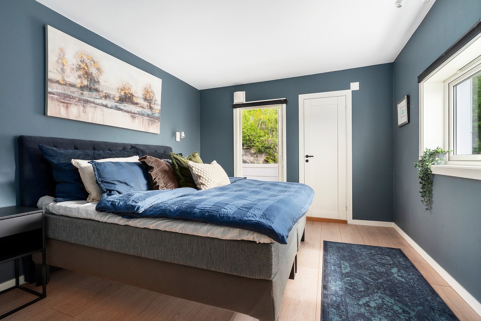 Hovedsoverommet ligger i egen "avdeling" med walk-in-closet, er tilknyttet eget bad og har utgang til en hyggelig balkong. Galleribilde