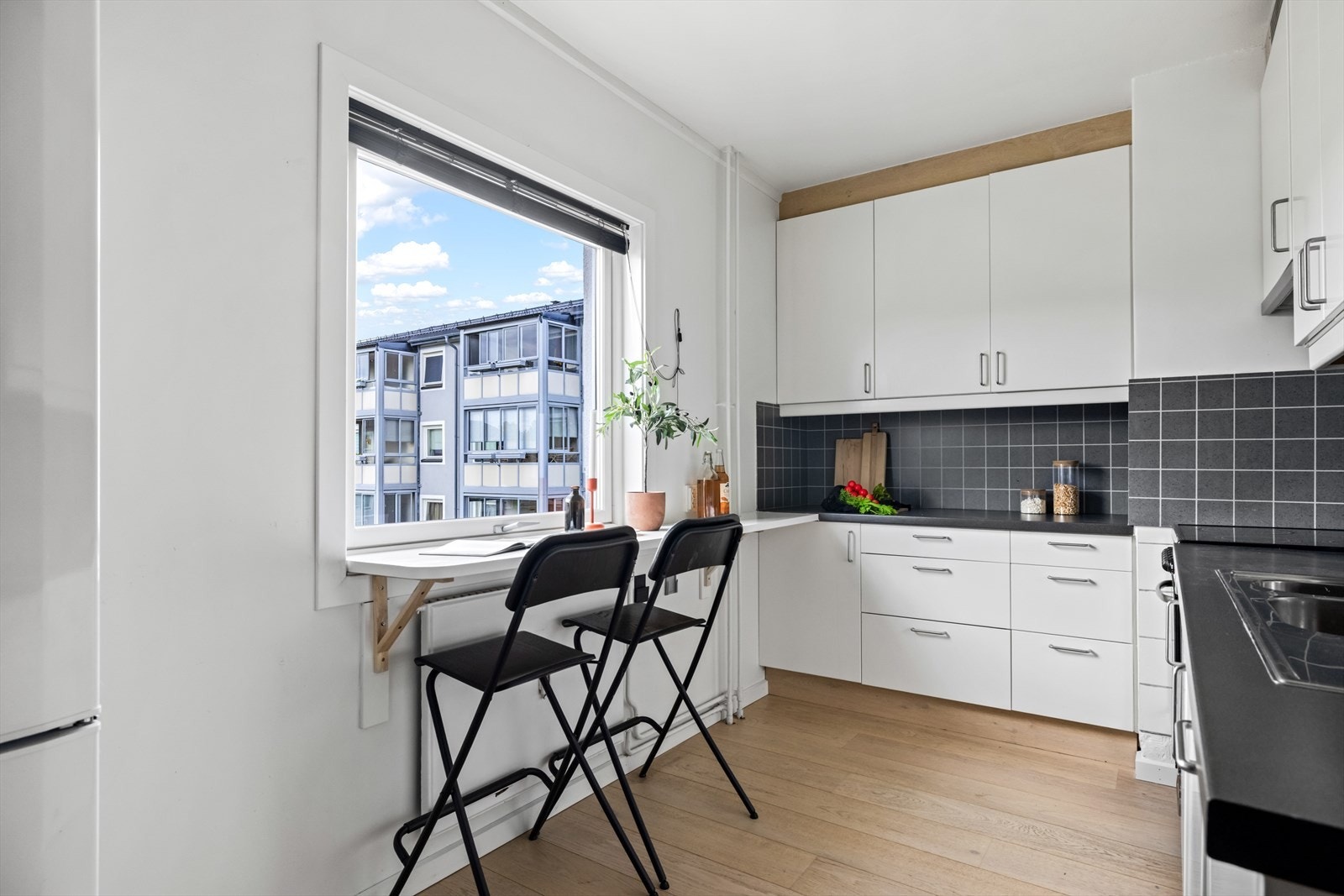 Separat kjøkken med spiseplass ved vinduet. Galleribilde