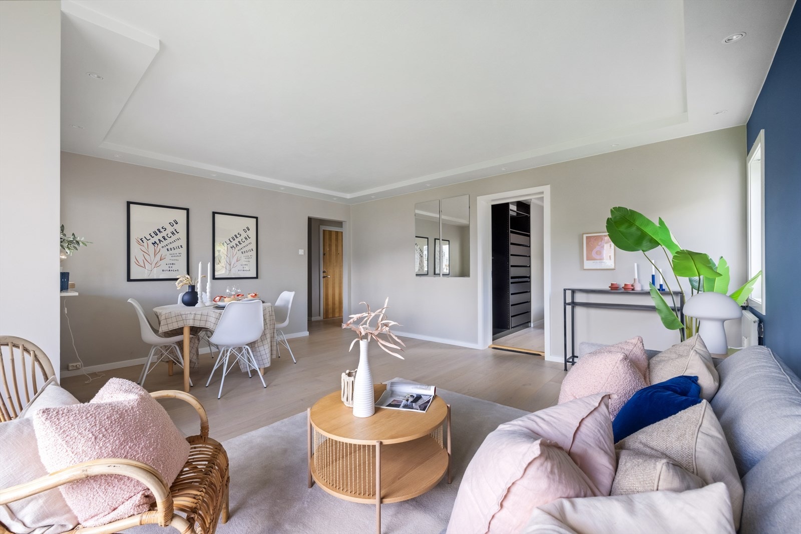 Stue med lyse og moderne overflater. Parkett på gulvet og downlightsbelysning i taket. Galleribilde