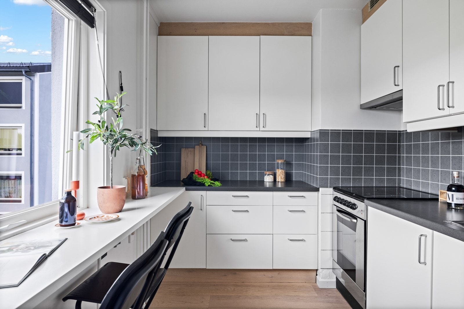Kjøkkenet har opplegg for oppvaskmaskin og ventilator over kokesonen. Galleribilde