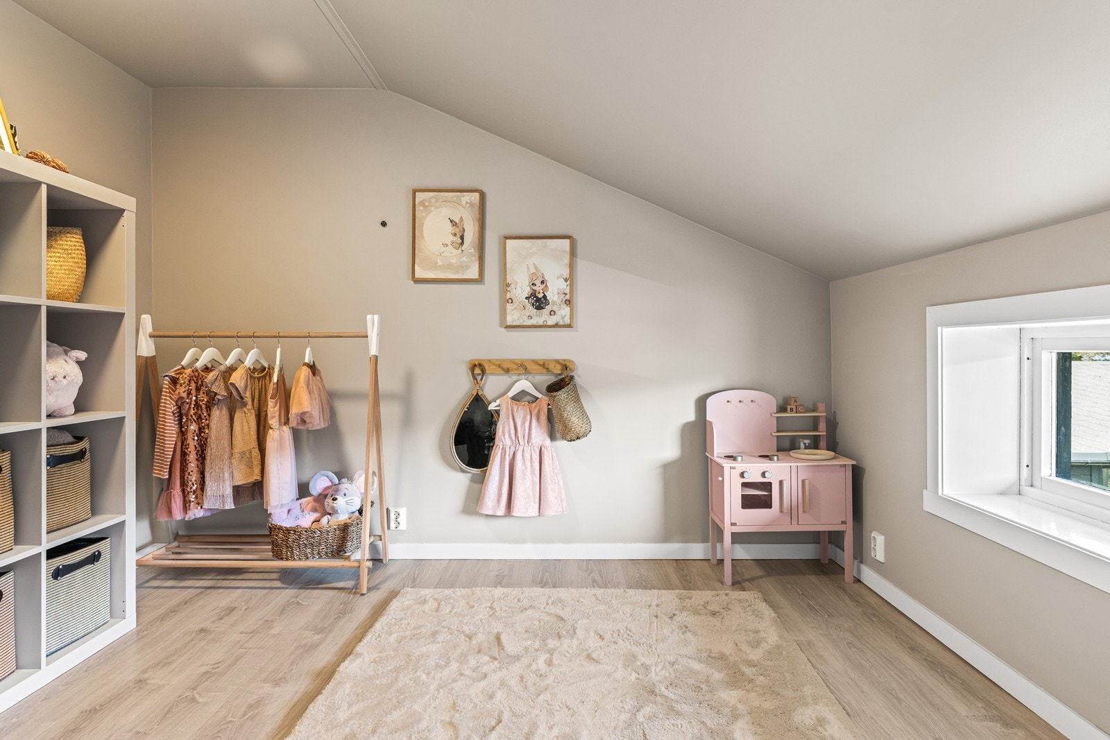 Et lyst og trivelig barnerom med god plass til lek. Galleribilde