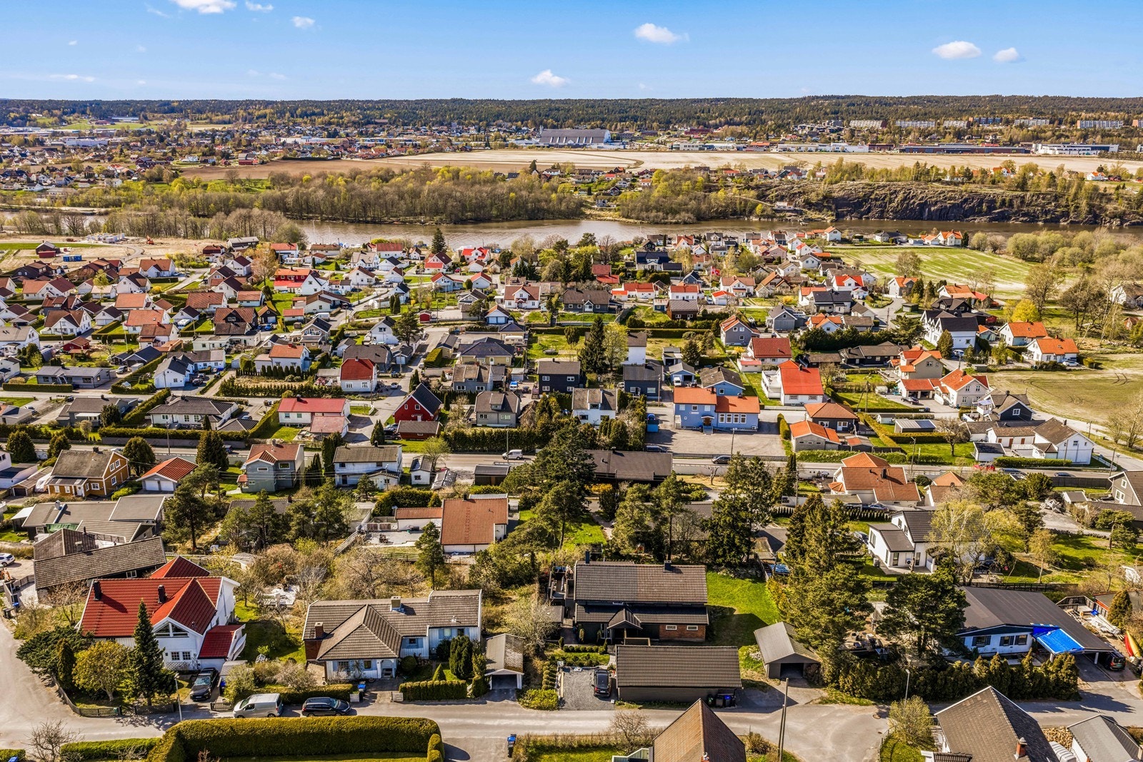 Fra eiendommen er det kort vei til både skoler, barnehager og dagligvarebutikker. Galleribilde