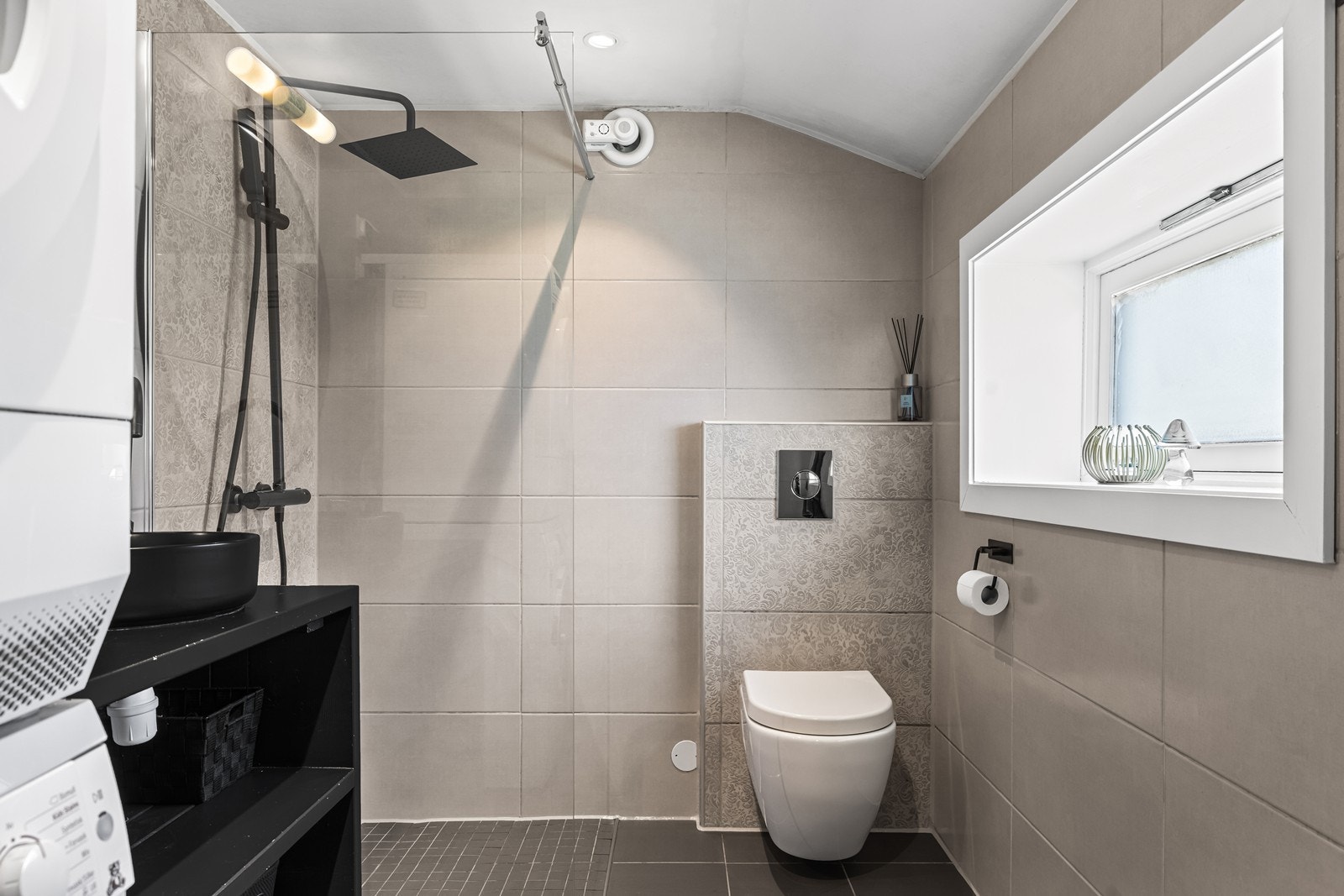 Badet ble pusset opp i 2018 og har flislagte overflater, veggmontert toalett og dusjhjørne. Galleribilde