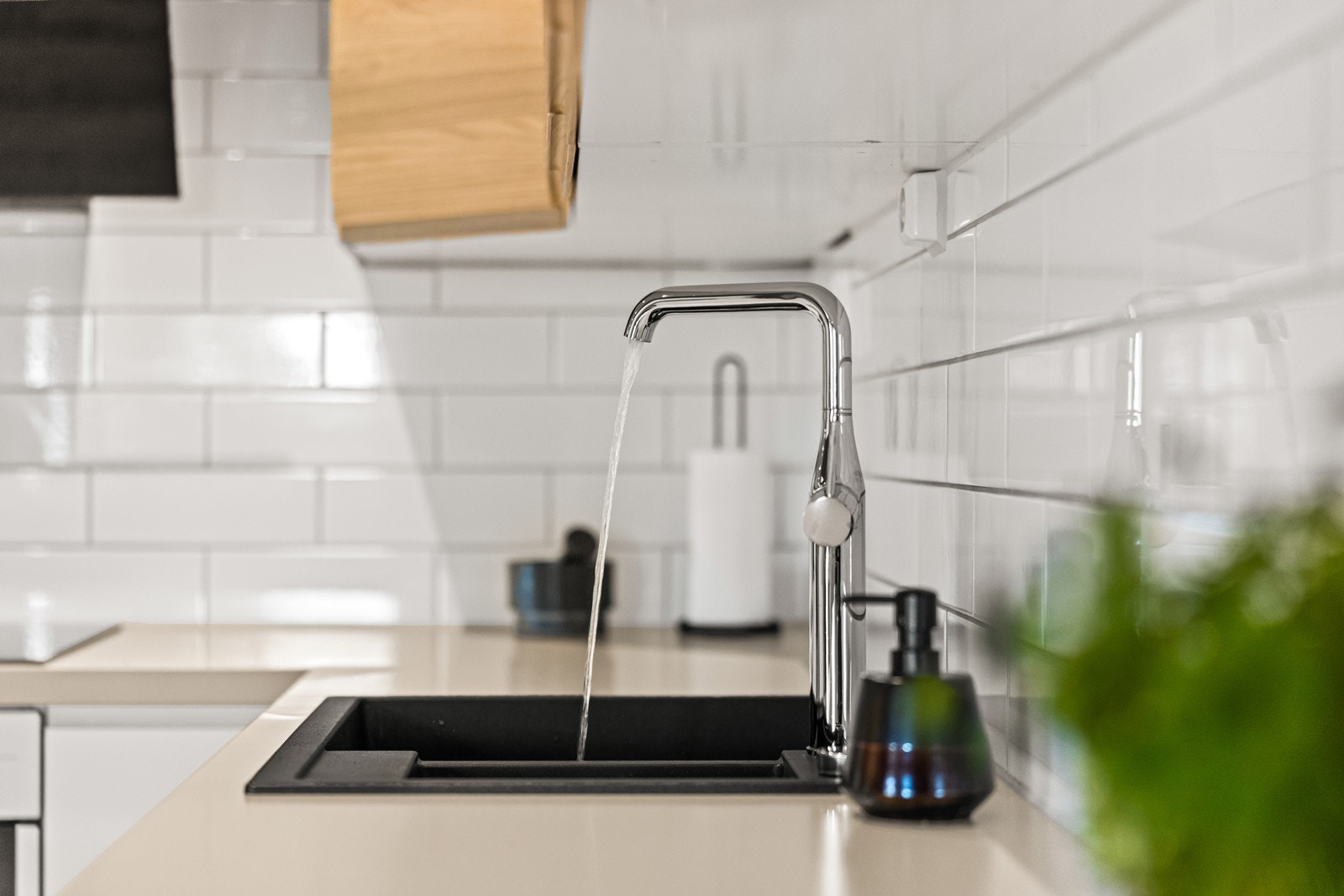 Kjøkkenventilator med avtrekk direkte ut sikrer god utlufting under matlaging. Galleribilde