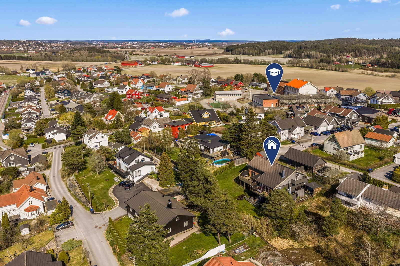 Beliggenheten er ideell for barnefamilier, med trygg og kort vei til skolen. Torp skole (1-7 kl.) ligger kun 300 meter fra boligen. Galleribilde