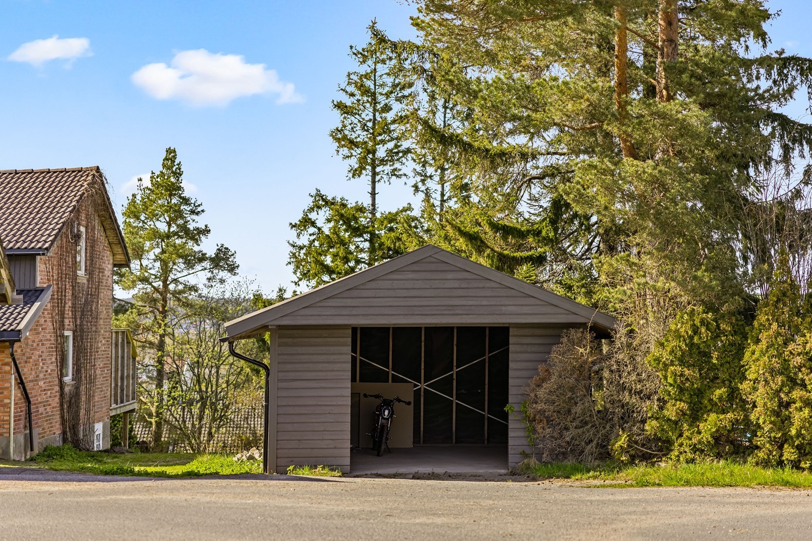 Til eiendommen hører en garasje/carport , som ligger på felles tomt. Begge seksjonseiere bekrefter at denne seksjonen disponerer denne. Galleribilde