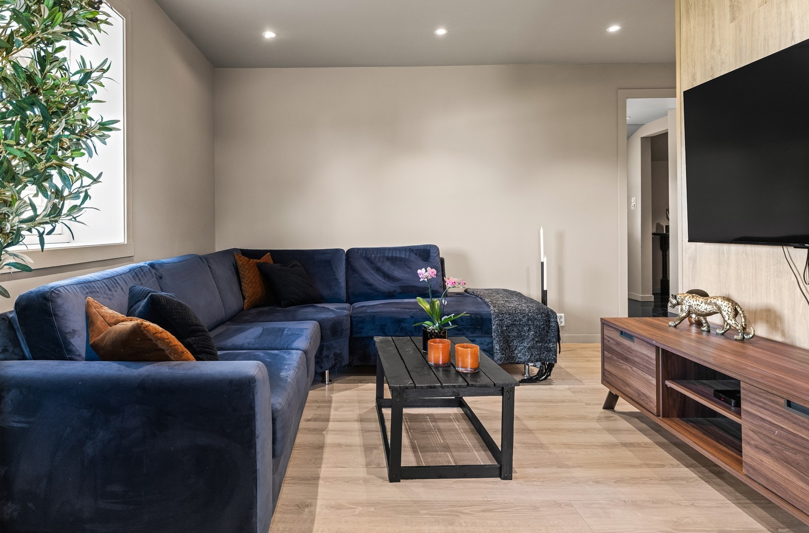 Stuen har bl.a. plass til en romslig sofagruppe. Galleribilde