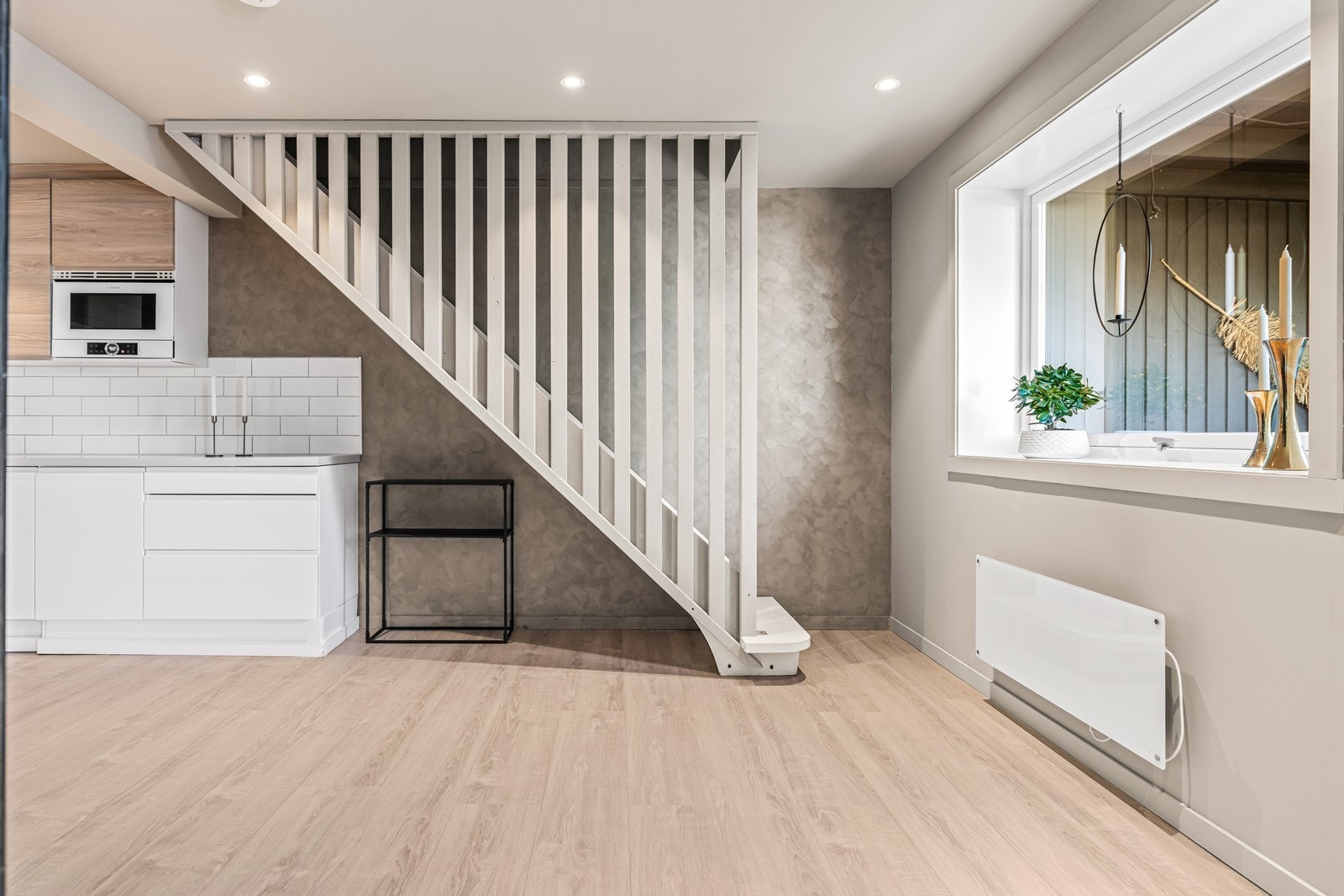 Den malte tretrappen binder første og andre etasje sammen. Galleribilde