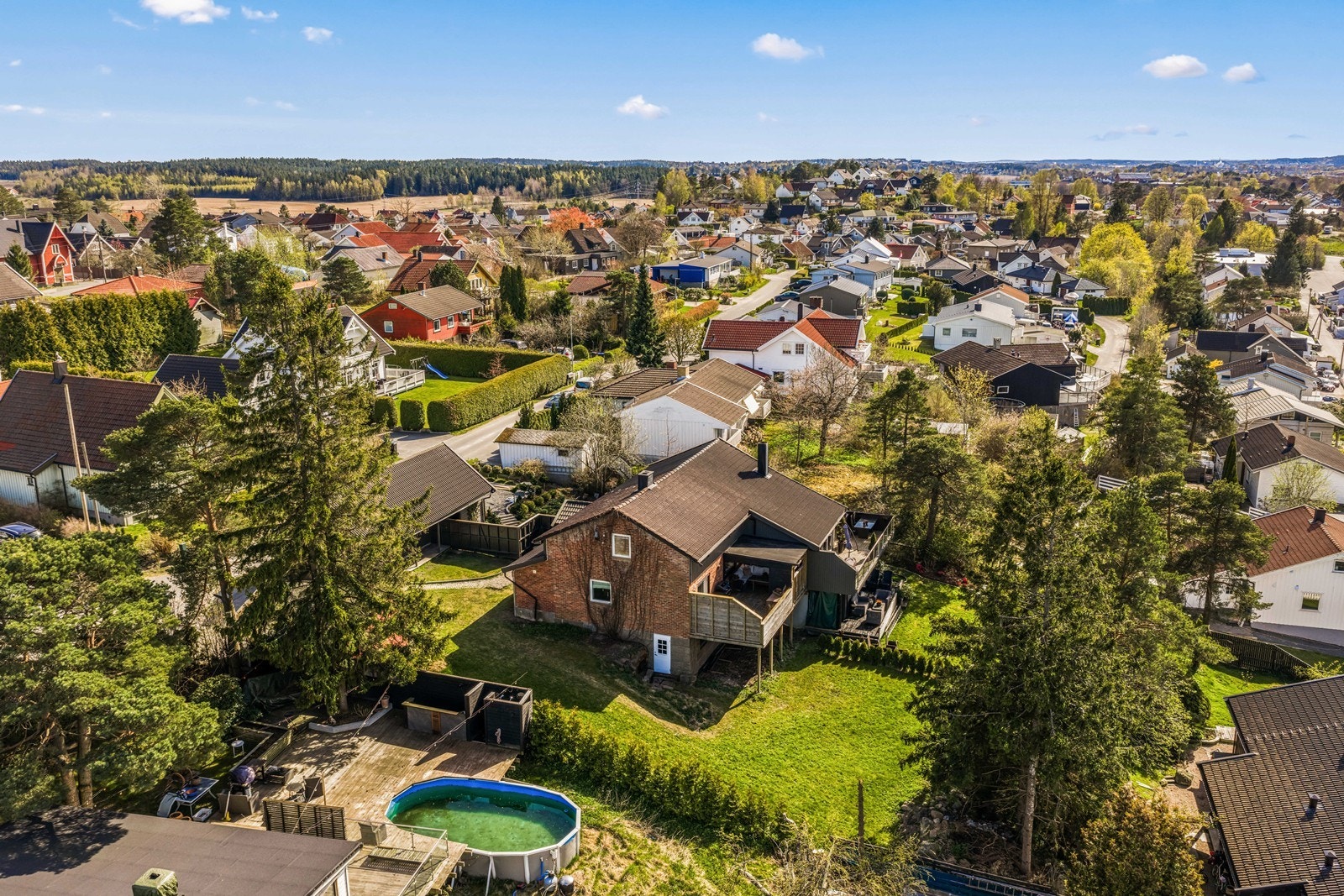 Boligen ligger i et etablert og barnevennlig boligområde på Torp. Galleribilde