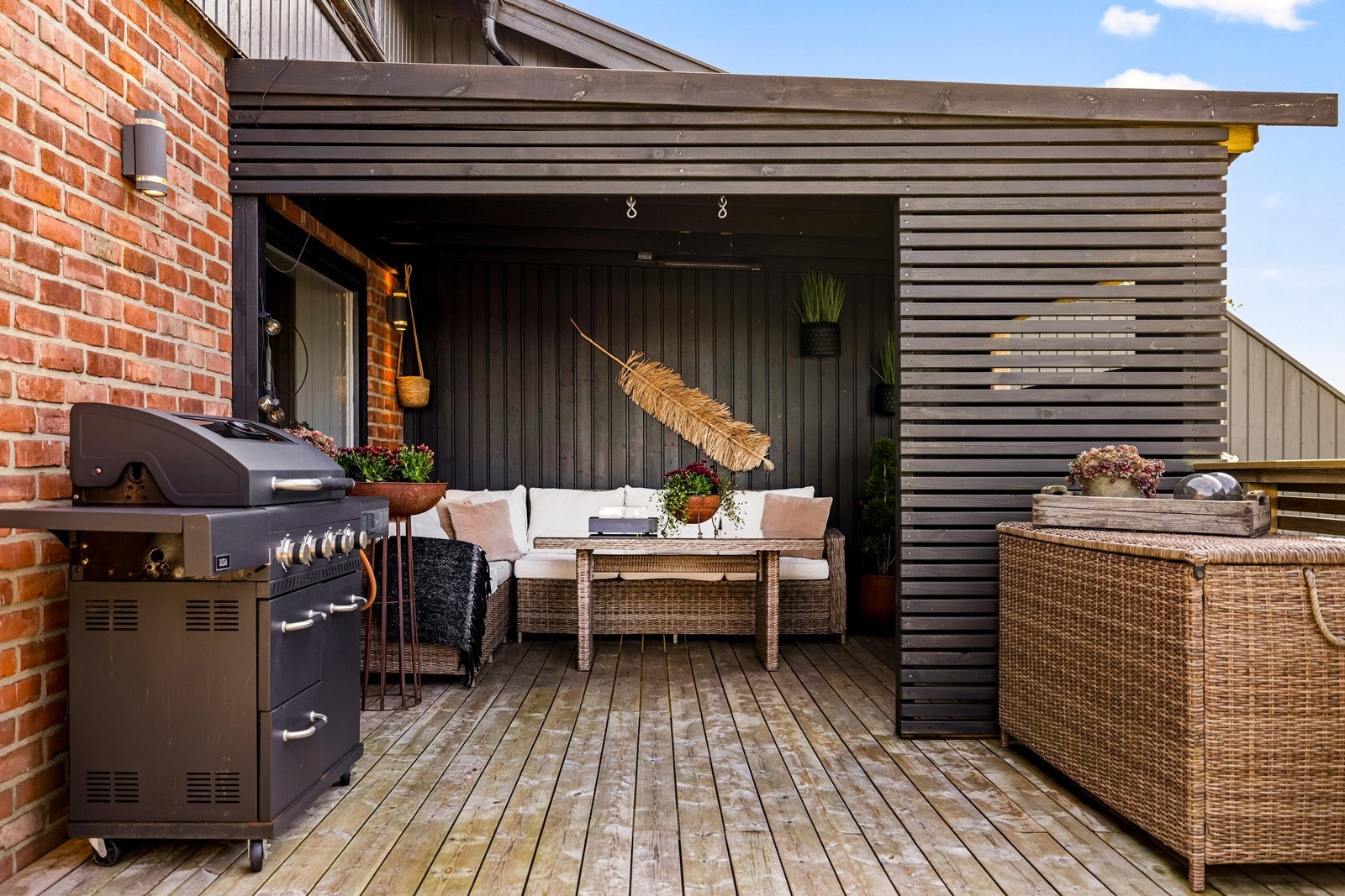Terrassen er bygget i impregnert tre og har god plass til utemøbler og grill. Galleribilde