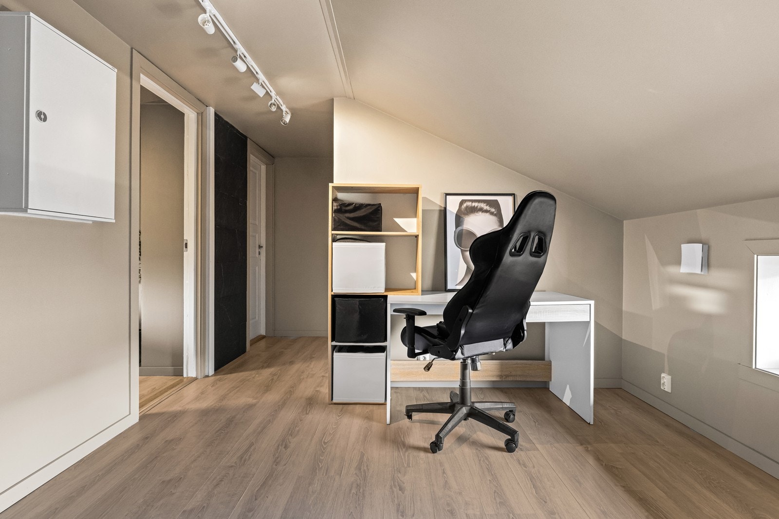 Loftstuen er et fleksibelt rom som kan brukes som kontor, lekeareal eller en ekstra TV-stue. Galleribilde