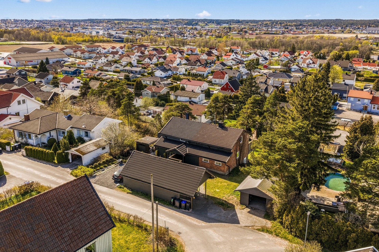 Oversikt over eiendommen og den tilhørende garasjen/carporten. Galleribilde