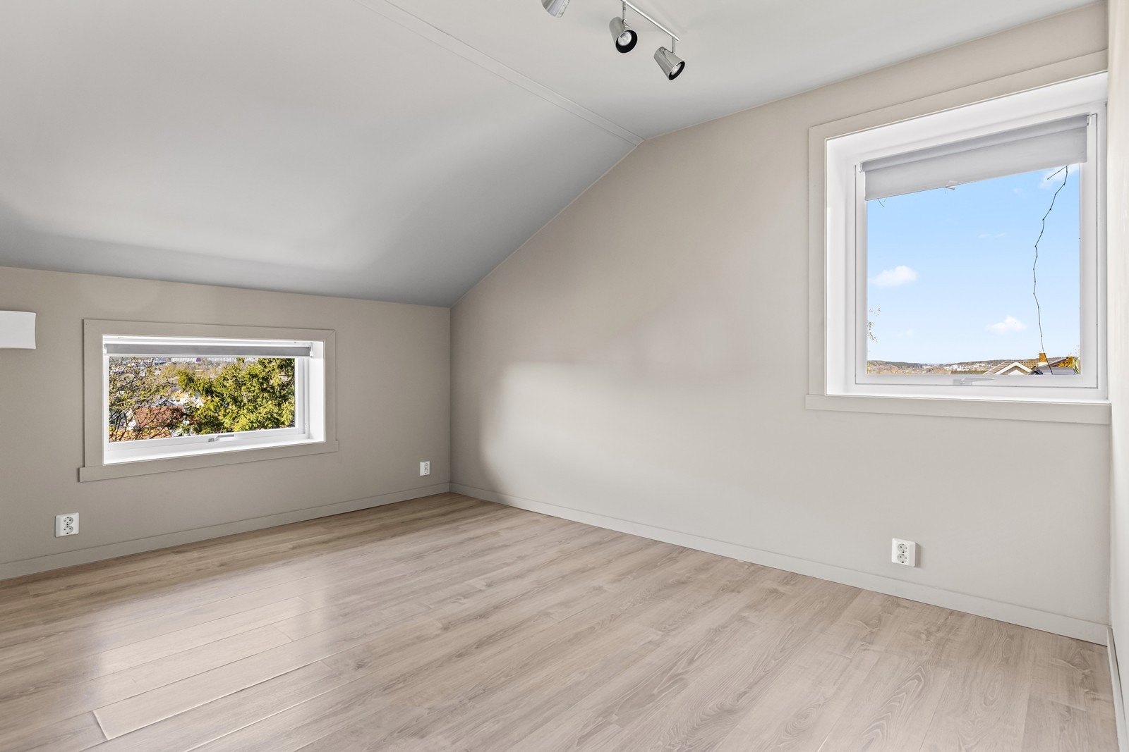Soverommene har laminat på gulvet og malte, slette vegger. Galleribilde