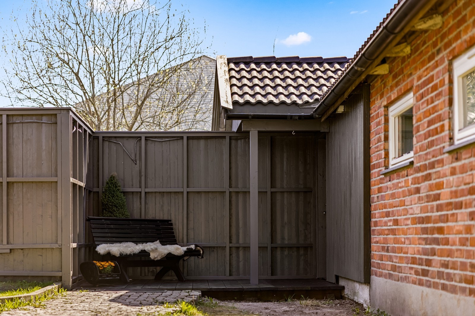 Inngangspartiet har en liten, skjermet uteplass. Galleribilde