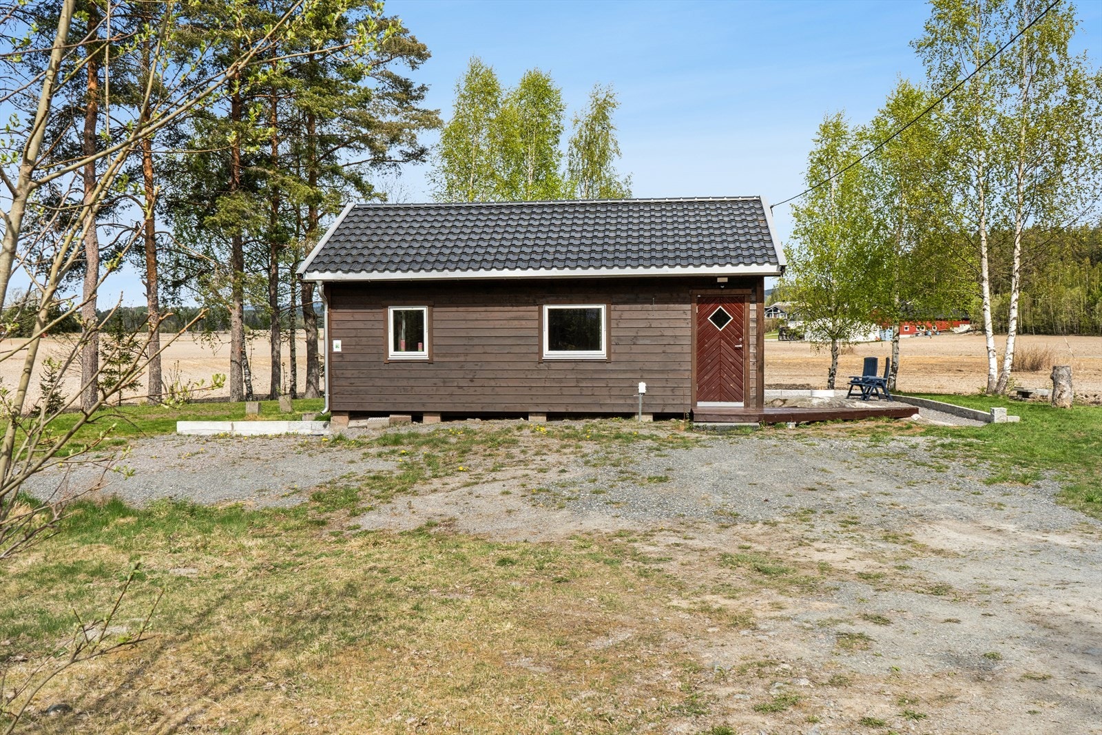 Tak, kledning, isolering, vinduer og dører er i hovedsak skiftet fra 2017 -2022. Galleribilde