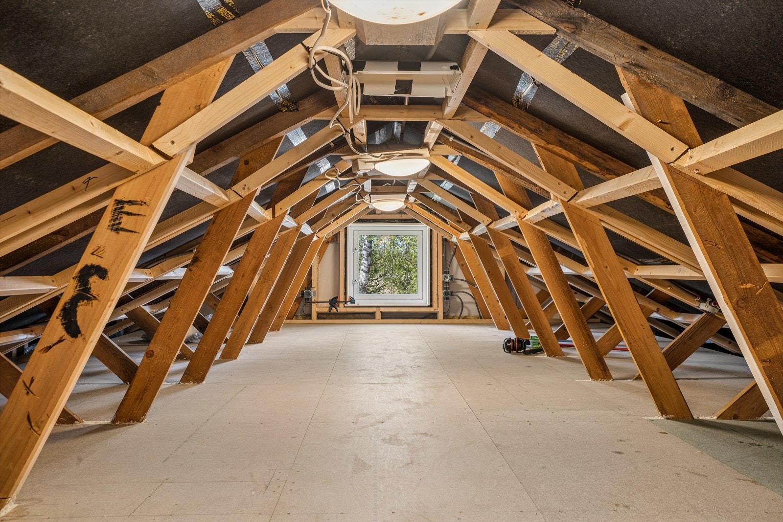 Uinnredet loft som potensielt kan innredes ved behov for mer plass. Galleribilde