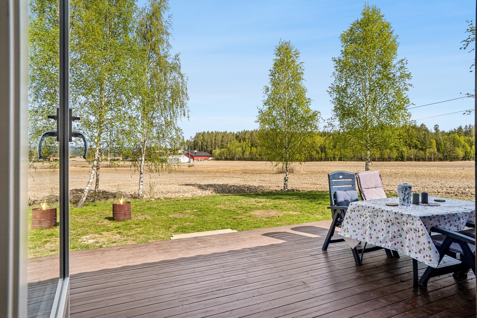 Utsikt fra terrassen og stuen. Galleribilde