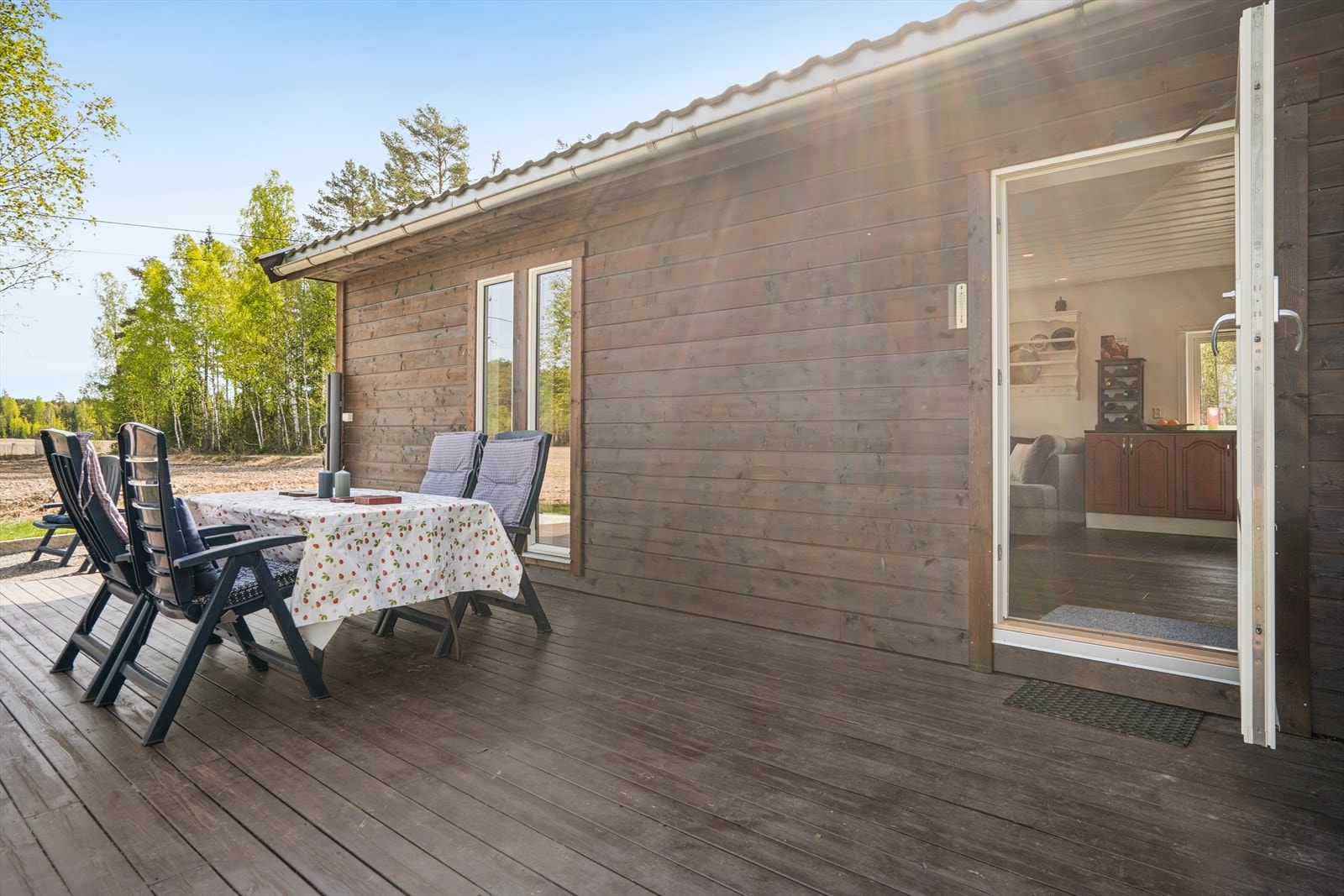 Fra kjøkkendelen er det utgang til koselig terrasse. Galleribilde