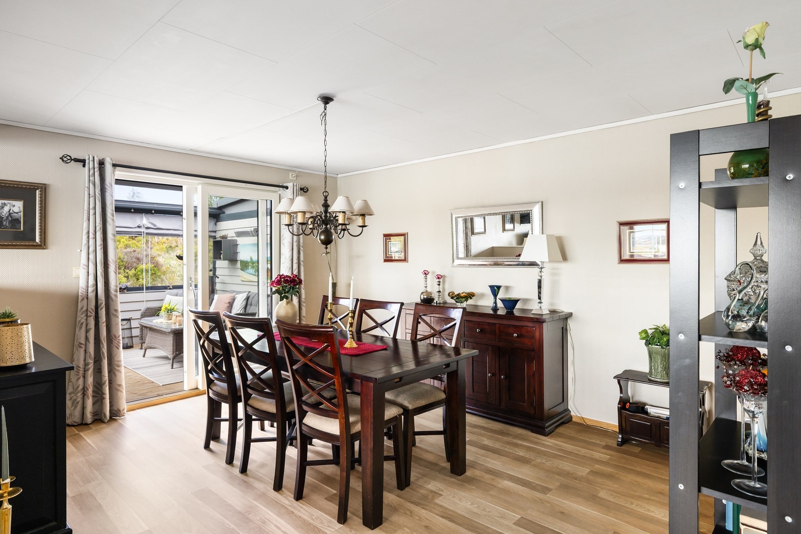 God plass til langbord for hyggelige sammenkomster. Galleribilde