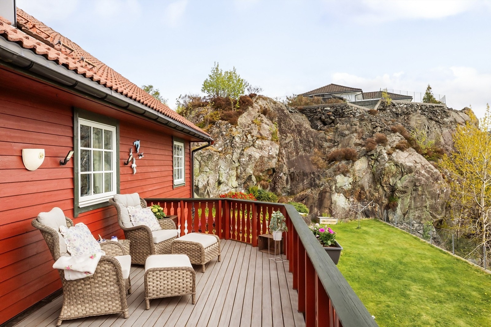 Uteplassen er omkranset av naturtomt og gir en usjenert atmosfære. Galleribilde
