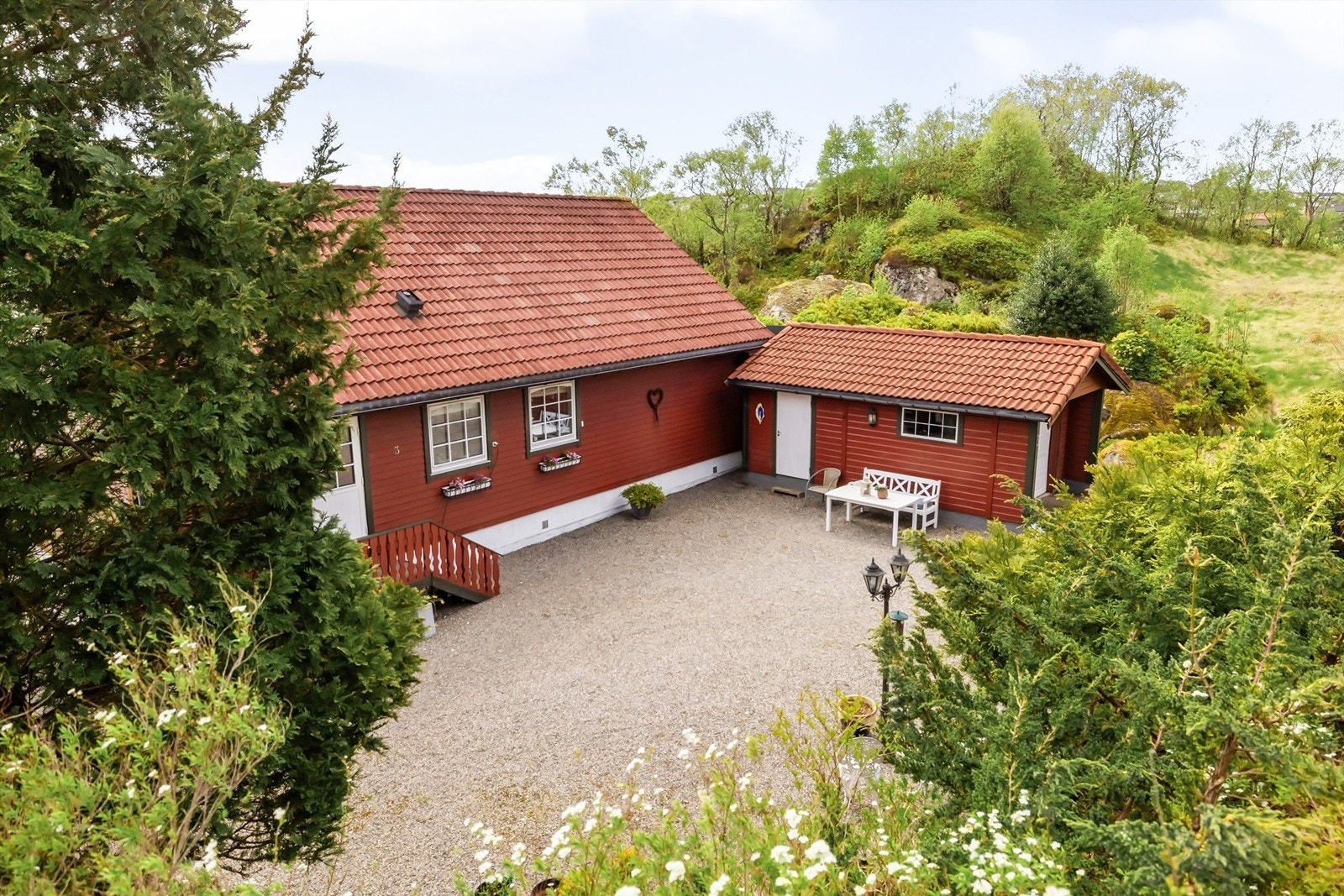 Eiendommen har en stor og solrik tomt på 983,5 m². Galleribilde