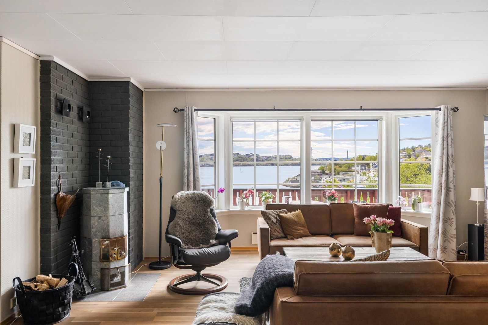 Stuen har store vindusflater som rammer inn den flotte sjøutsikten. Galleribilde