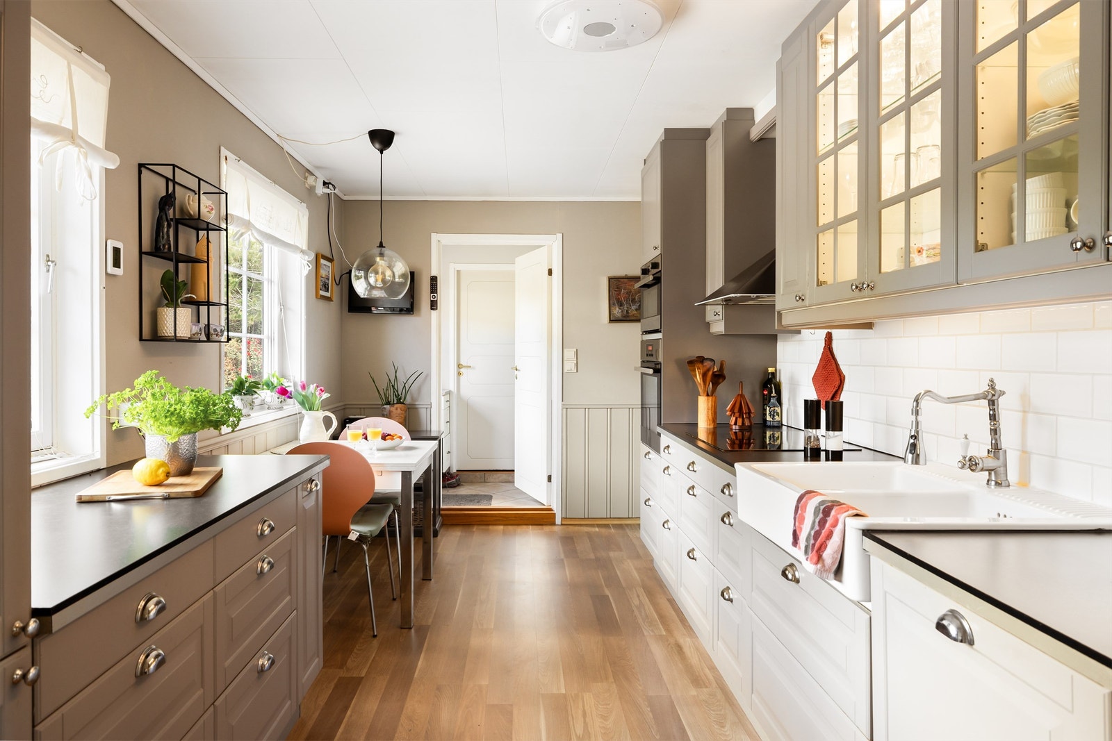 Fliser over benkeplaten og god belysning gir en funksjonell arbeidsplass. Galleribilde