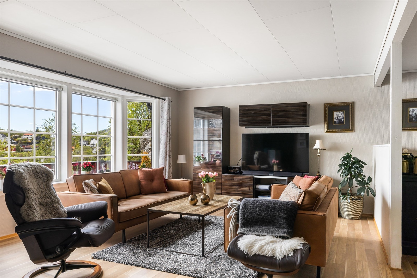 Vinduene på sørveggen ble skiftet i 2013, og slipper rikelig med lys inn i stuen. Galleribilde
