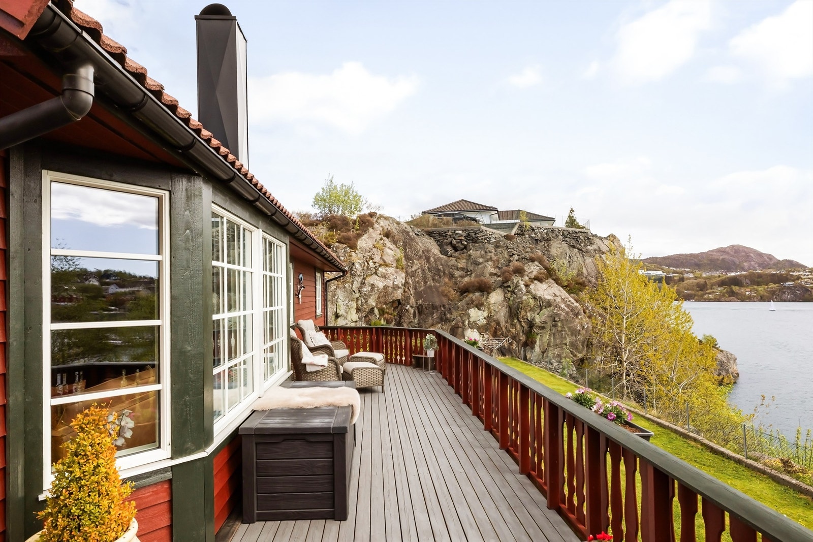 Fra den store altanen kan du nyte gode solforhold og nydelig sjøutsikt.
Foto: Silje Holte / @frksuper. Galleribilde