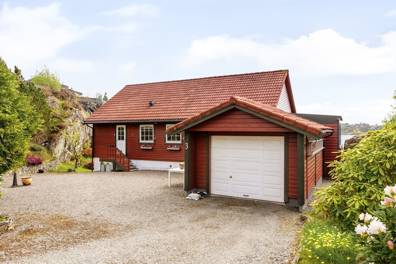 Enebolig med pent opparbeidet uteområde og flott sjøutsikt.
Foto: Silje Holte / @frksuper. Galleribilde
