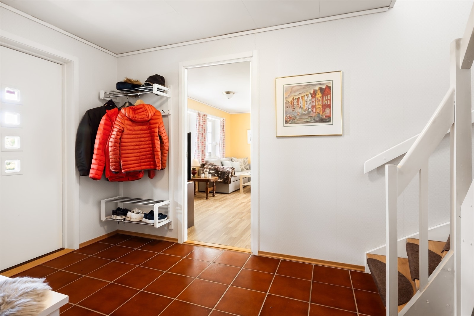 Fra hallen er det trapp opp til hovedetasjen og tilgang til etasjens øvrige rom. Galleribilde