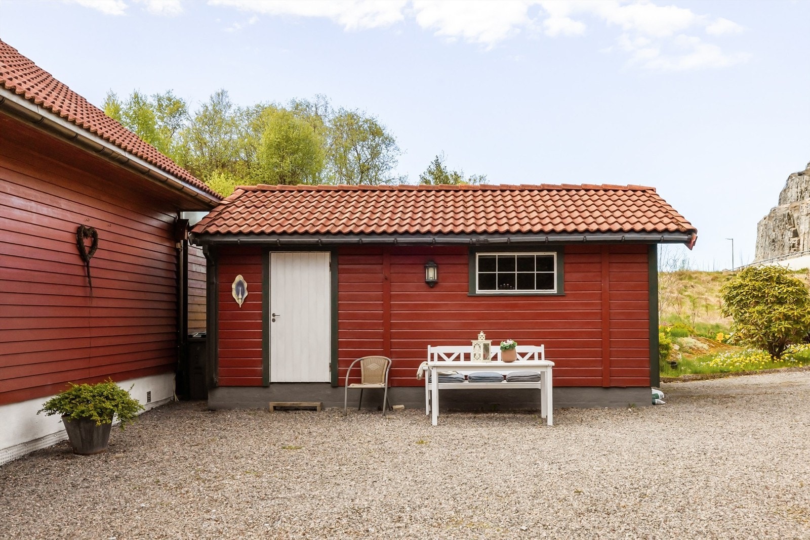 Garasjen er fra 1998 med leddport og elektrisk portåpner. Galleribilde