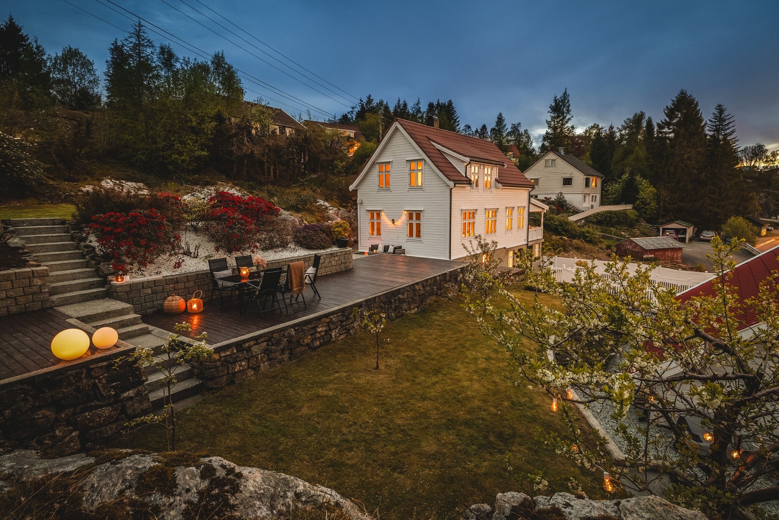 ASK Eiendomsmegling Bergen Erdal - Perfekt familiebolig med utleieleilighet, storslåtte uteplasser, sol, sjøutsikt og dobbel garasje! Tett på sjø