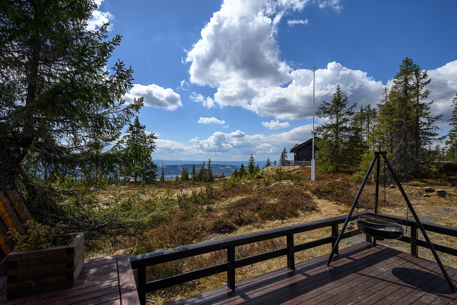 To terrasser gir fleksible uteplasser for å nyte naturen og utsikten. Galleribilde