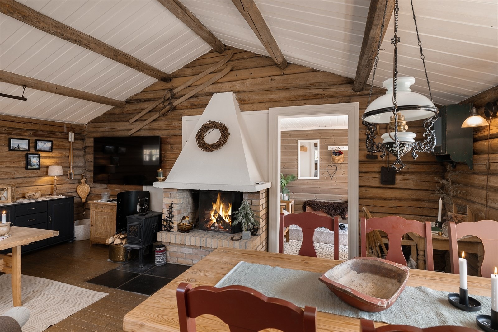 Den store, åpne peisen er et naturlig blikkfang og skaper den gode og riktige hyttestemningen. Galleribilde