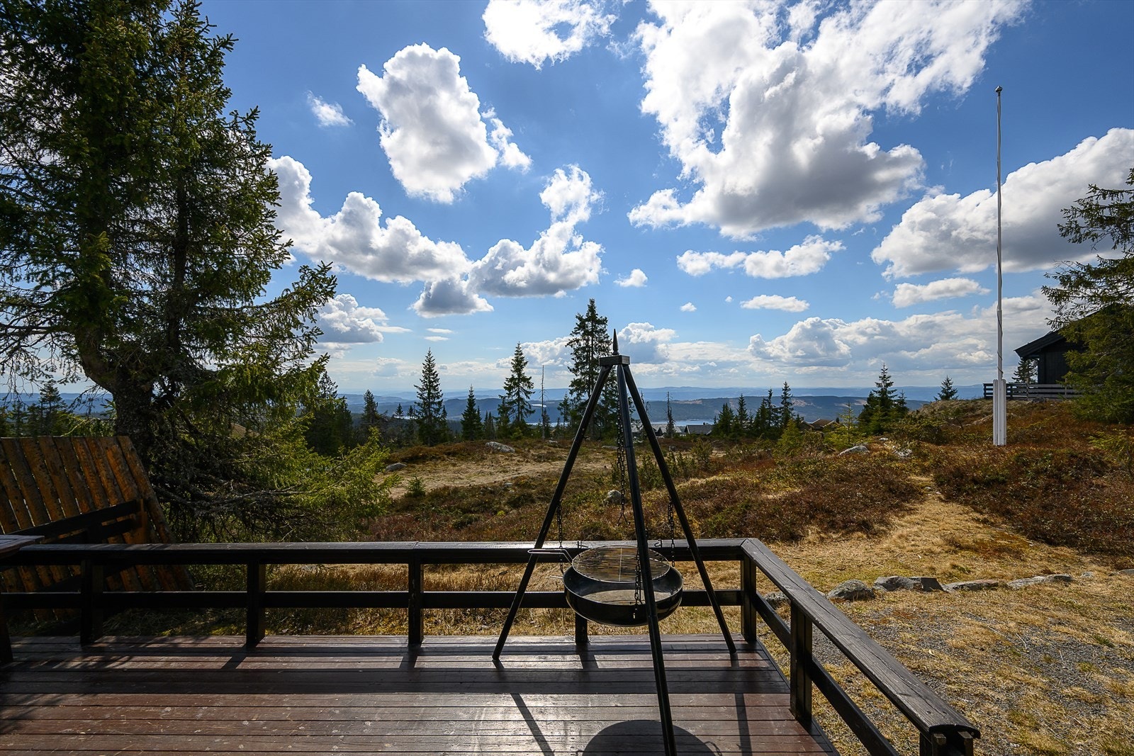 Fra terrassen har du en åpen og fin utsikt. Langrennsløypene ligger rett i nærheten. Galleribilde