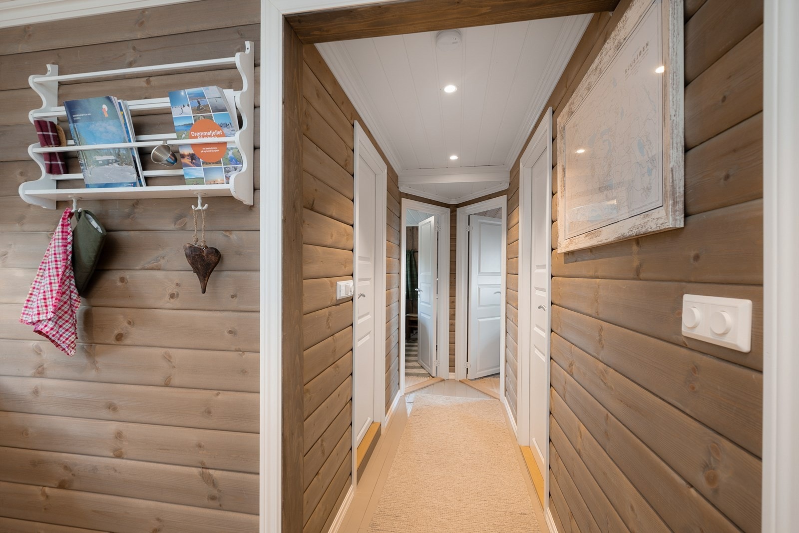 Soveromsgang med adkomst til badet og 3 soveromm. Galleribilde