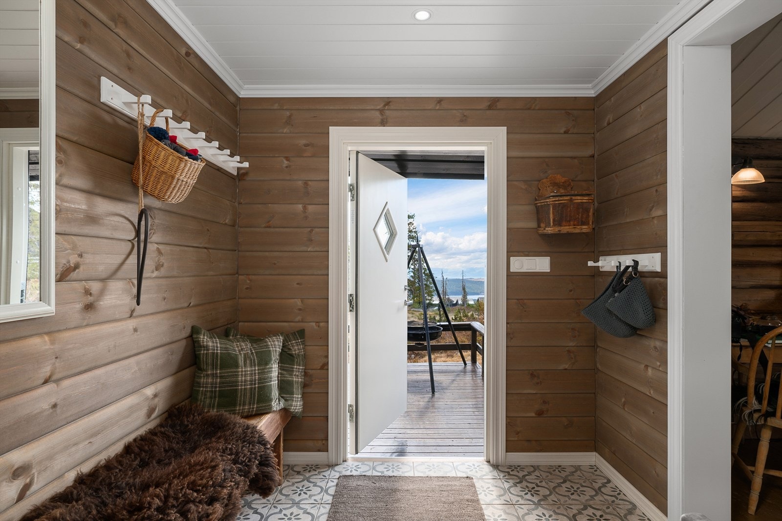Fra gangen er det direkte utgang til terrassen på hytta. Galleribilde