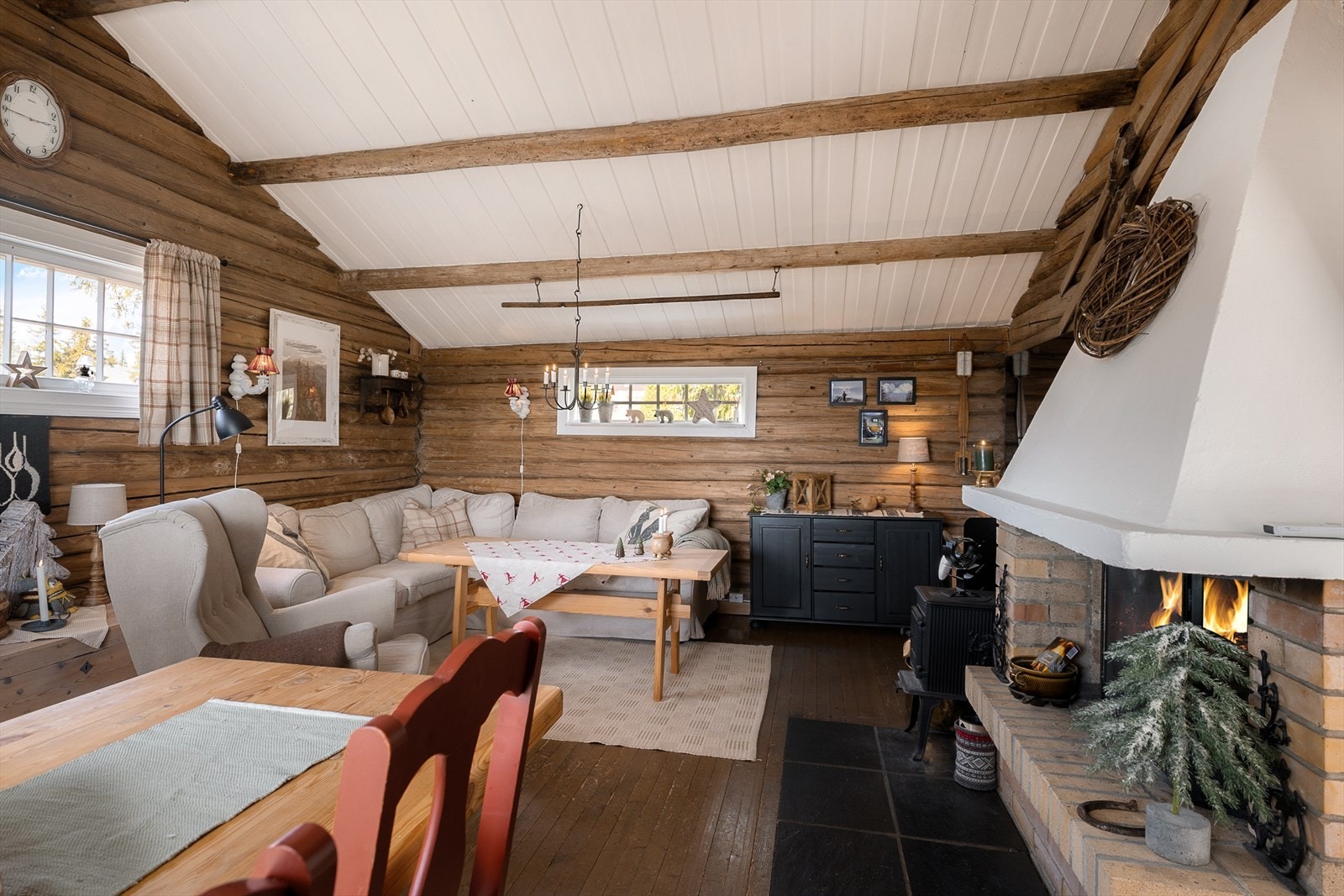 Det er plass til å møblere med både sofagruppe og spisebord i stua. Galleribilde