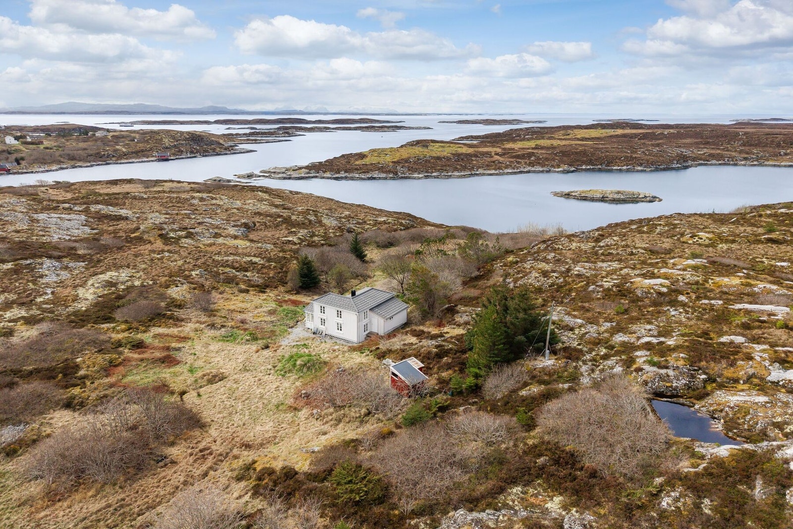 Eiendommen ligger like ved sjøen og kan skilte med flott natur i umiddelbar nærhet Galleribilde