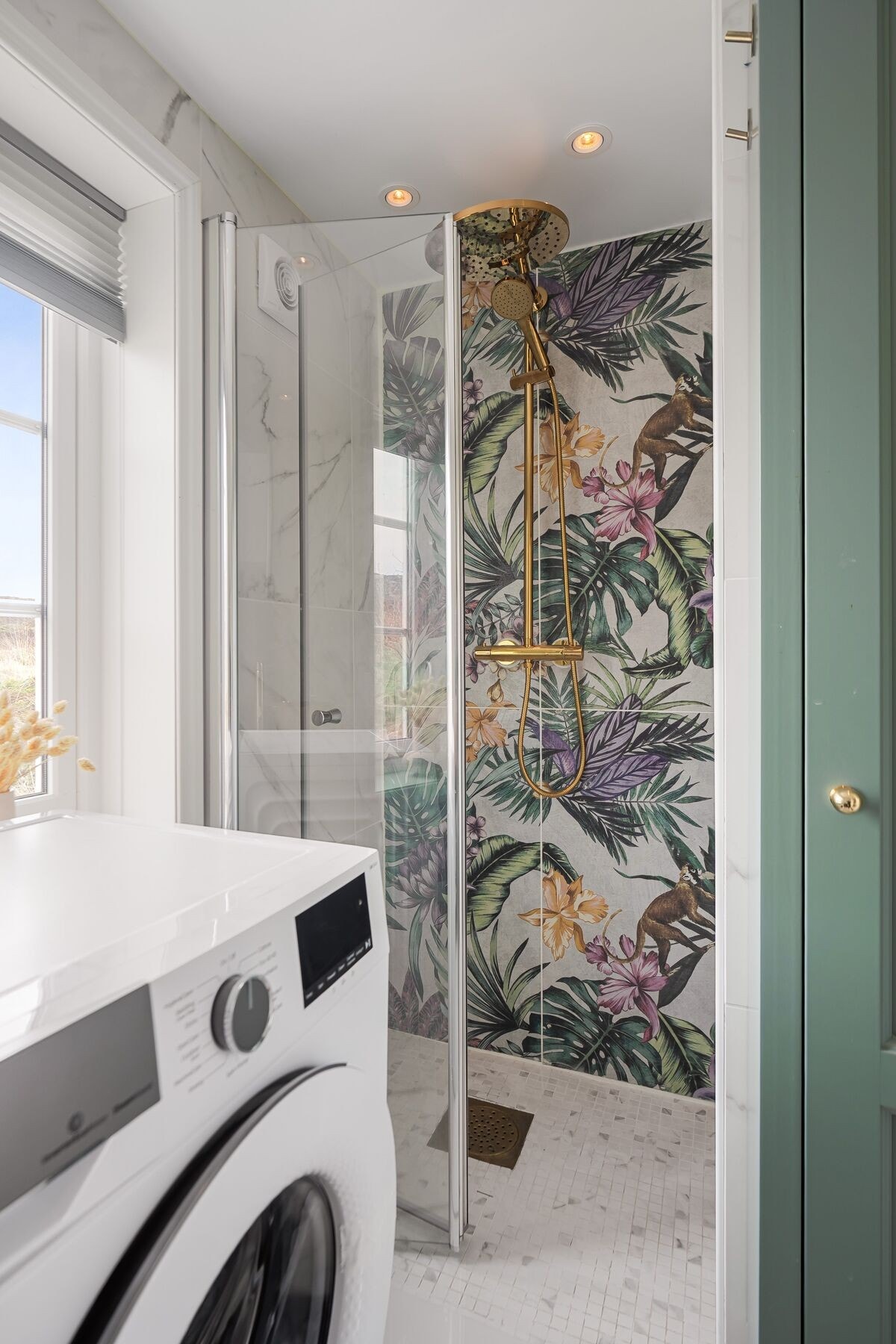 Badet er utstyrt med servant i innredning. dusjplass, toalett og opplegg for vaskemaskin Galleribilde
