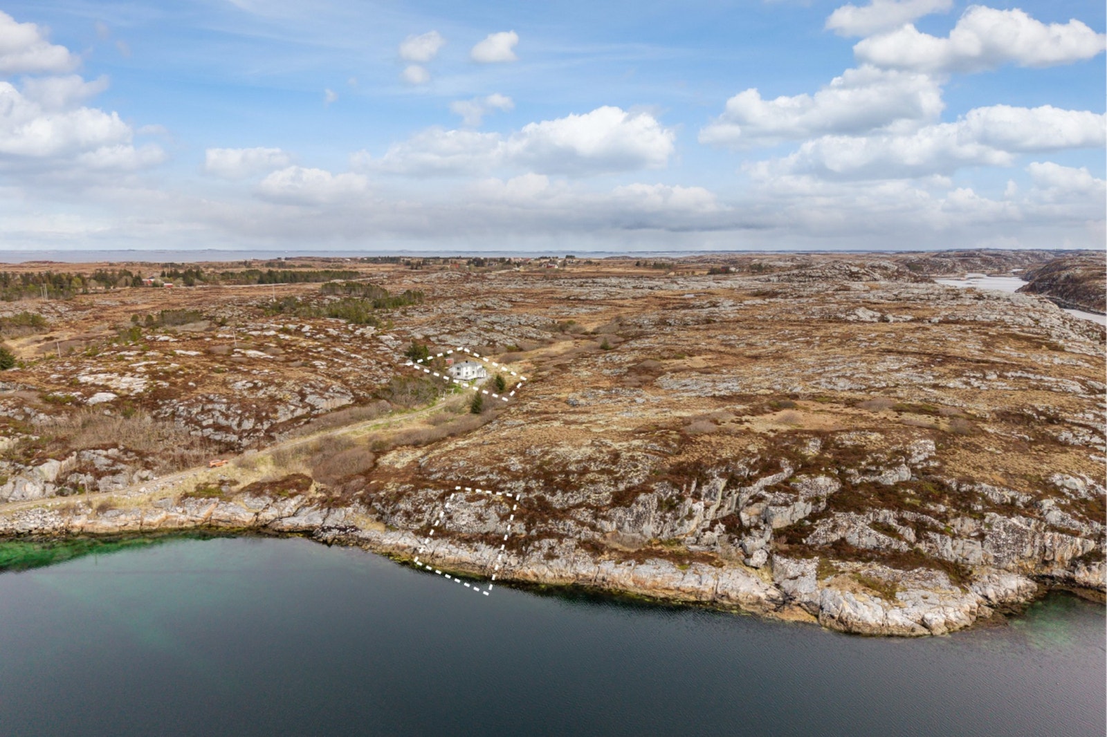 Hytta har en idyllisk beliggenhet ved sjøen. Ca eiendomsgrenser er inntegnet. Galleribilde